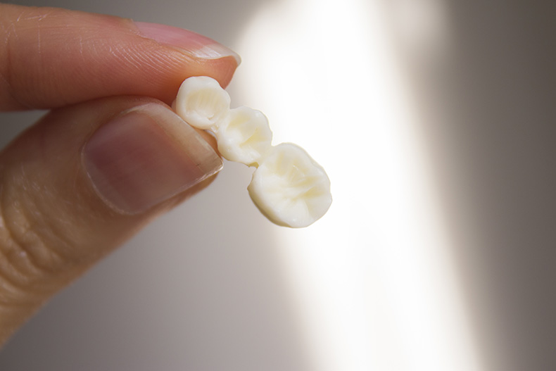 False,Teeth,Gripped,By,The,Hand,Of,A,Woman